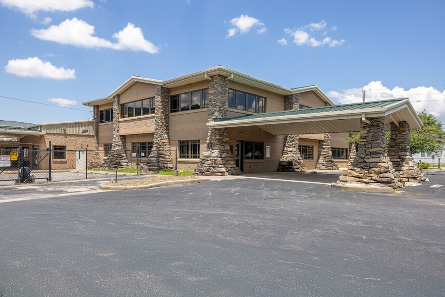 More Photos Of 172 Riverbend St, Waynesville Manufacturing For Lease