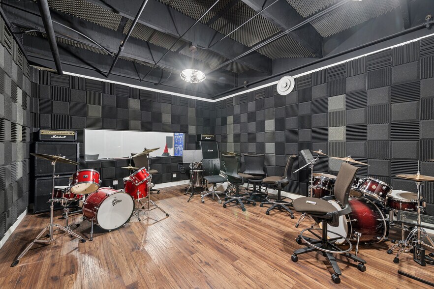 More Photos Of 1001 S Victory Blvd, Burbank Warehouse For Lease