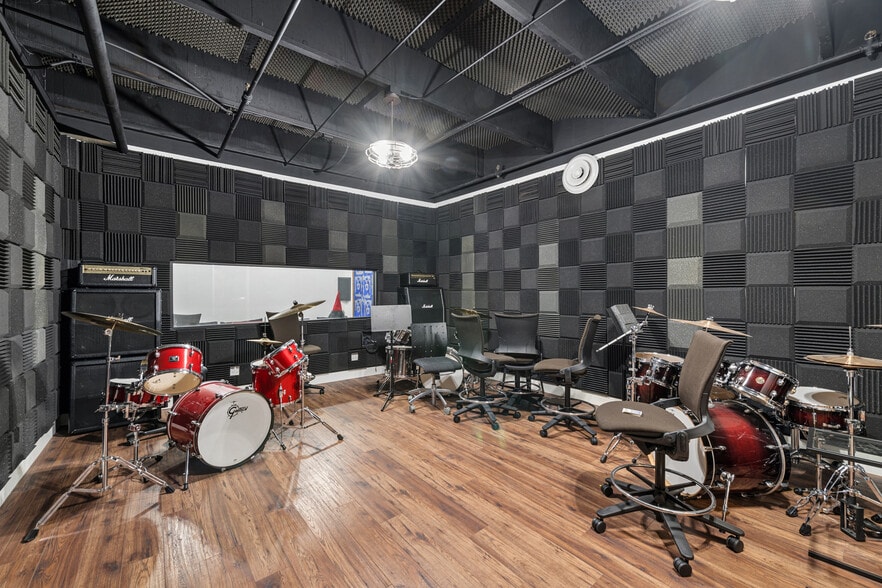 More Photos Of 1001 S Victory Blvd, Burbank Warehouse For Sale