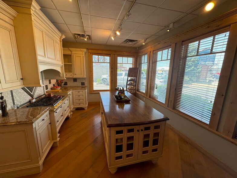 More Photos Of 3591 S 300 W, Salt Lake City Showroom For Lease