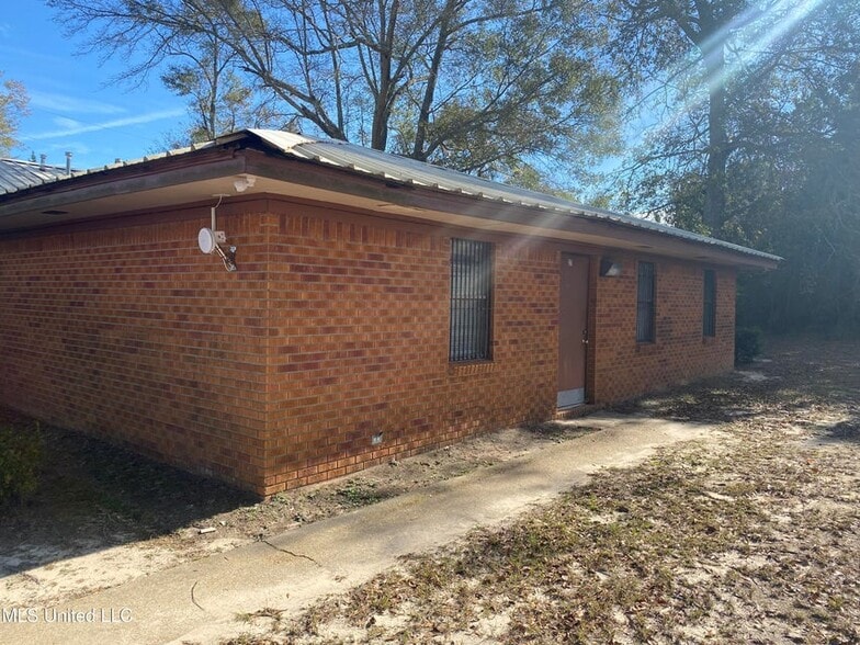 More Photos Of 404 Frontage Dr E, Wiggins Hotel For Sale