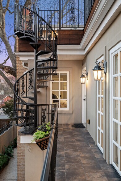 More Photos Of 1810 W 35th St, Austin Specialty For Sale