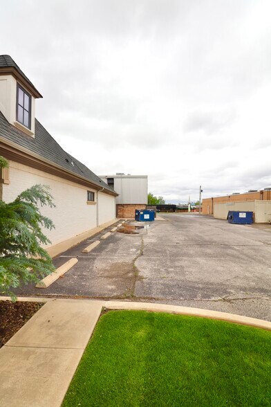 More Photos Of 2912 Lakeside Dr, Oklahoma City Office For Sale