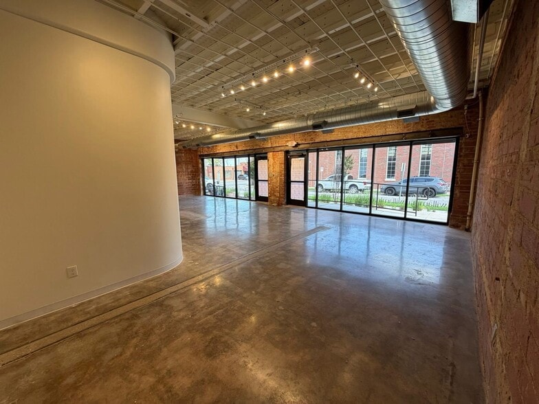 More Photos Of 1207 S Lewis Ave, Tulsa Warehouse For Lease