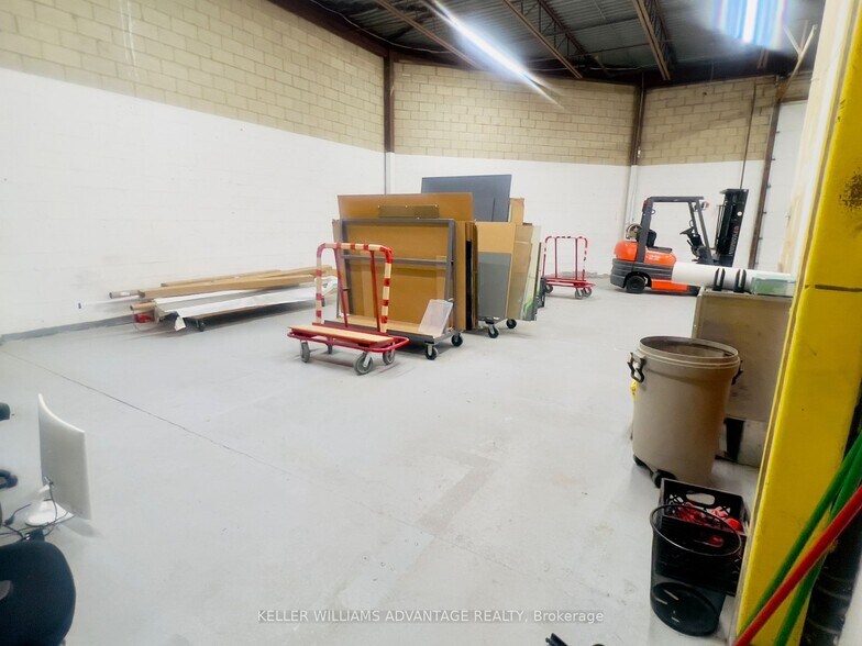 More Photos Of 3170 Ridgeway Dr, Mississauga Light Distribution For Lease