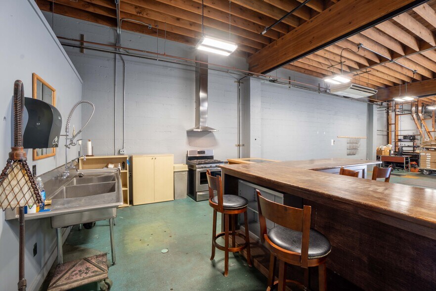 More Photos Of 2319 NE Glisan St, Portland Auto Dealership For Sale