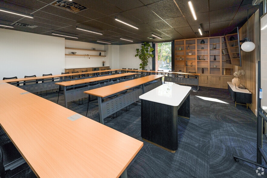 More Photos Of 220 W Bridge St, Dublin Office For Lease