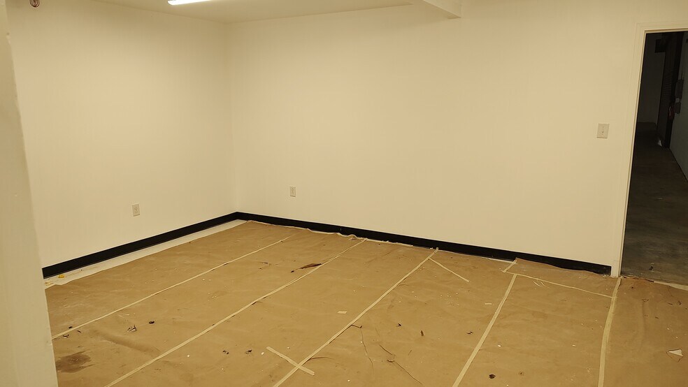 More Photos Of 2202 S Market St, Brenham Department Store For Sale