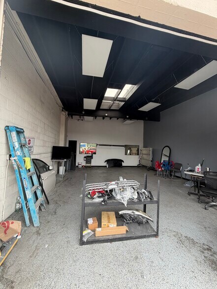 More Photos Of 13419-13429 Wyandotte St, North Hollywood Warehouse For Lease