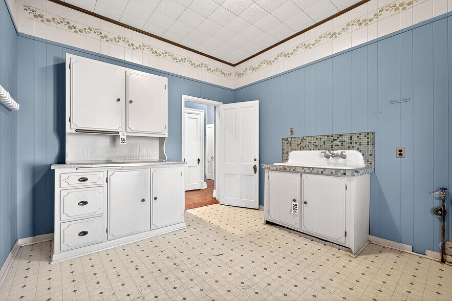 More Photos Of 408 NE Atlantic St, Tullahoma Flex For Sale