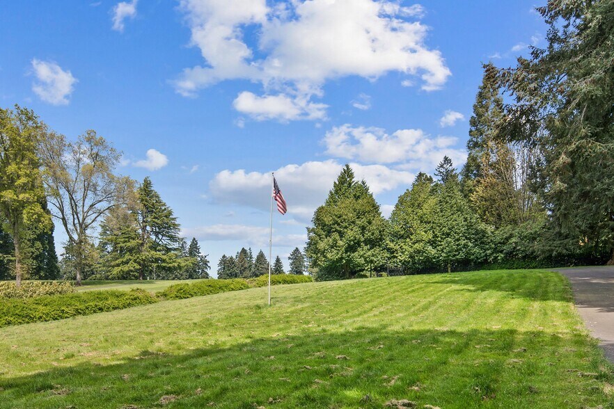 More Photos Of 1500 SE Waverly Dr, Portland Office Residential For Sale