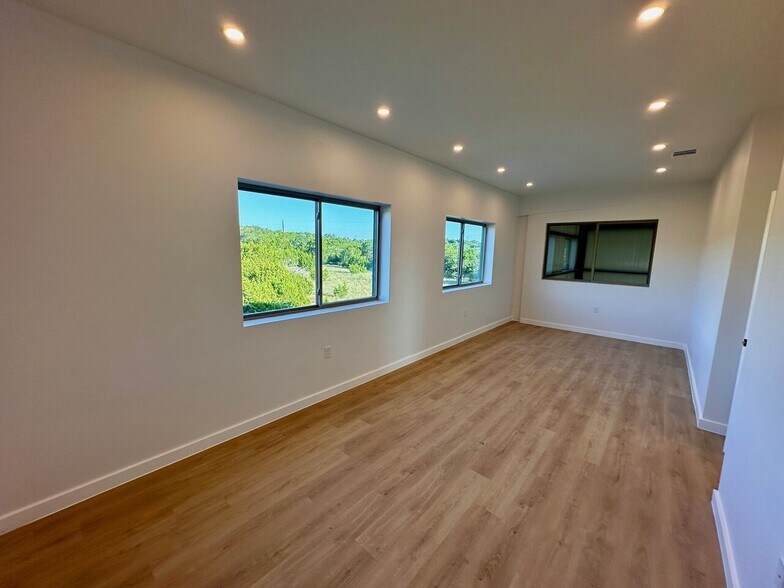More Photos Of 10100 Darden Hill Rd, Austin Light Distribution For Sale