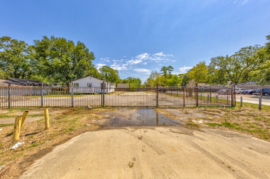 More Photos Of 8002-8004 Homestead, Houston Freestanding For Sale
