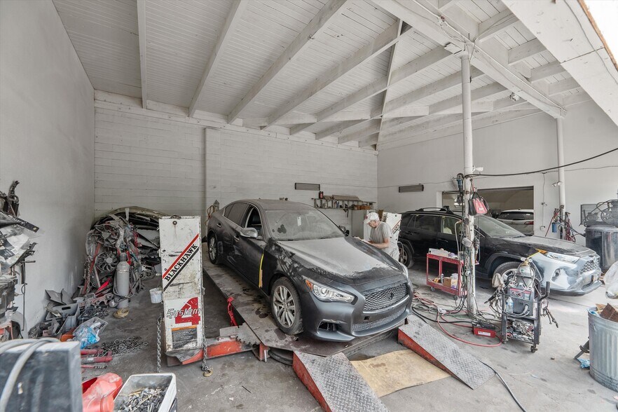 More Photos Of 8705 SE Foster Rd, Portland Manufacturing For Sale