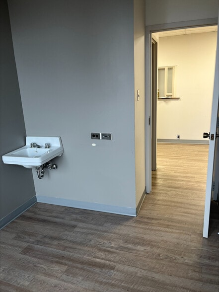 More Photos Of 25 Charlton Ave E, Hamilton Medical For Lease