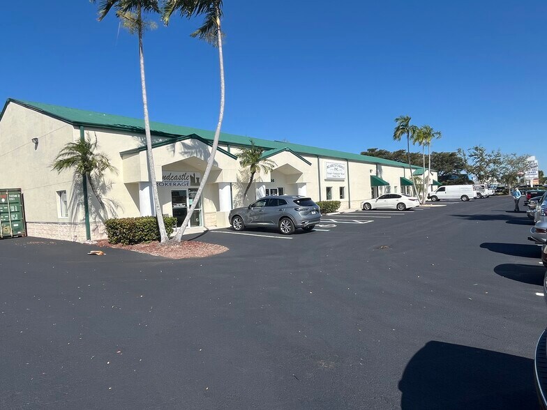 More Photos Of 16266 San Carlos Blvd, Fort Myers General Retail For Lease