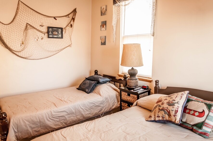 More Photos Of 201 Steele St, Algoma Hotel For Sale