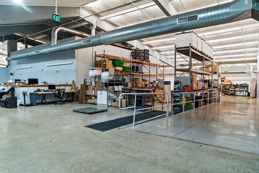 More Photos Of 400 W Maple Rd, Troy Office For Lease