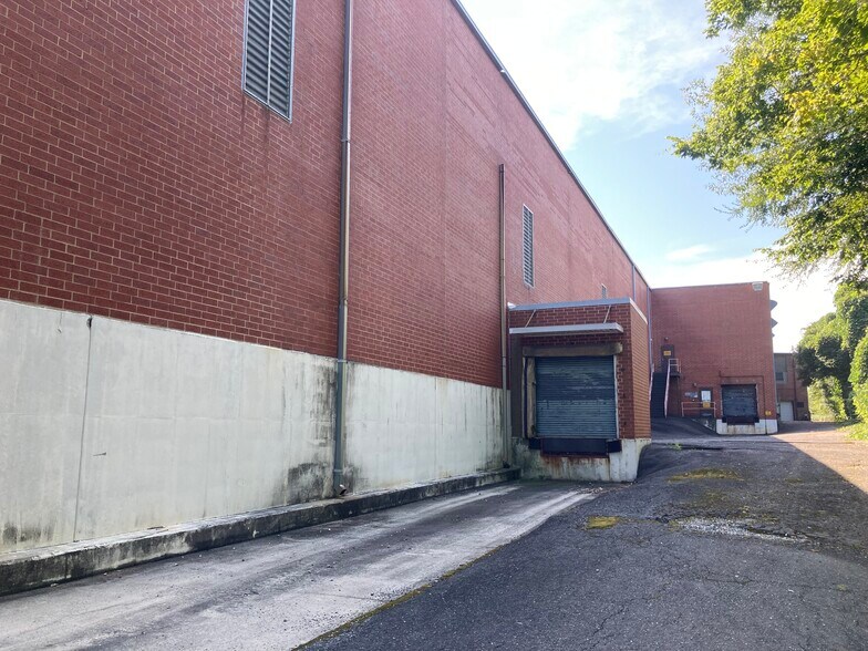More Photos Of 803 N Oakland St, Gastonia Manufacturing For Lease
