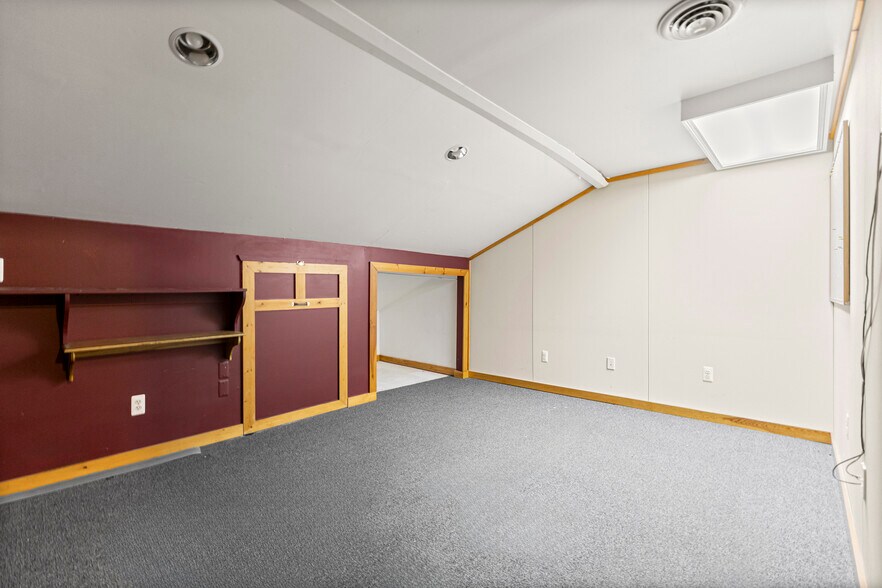 More Photos Of 26905 Plymouth Rd, Redford Township Freestanding For Lease