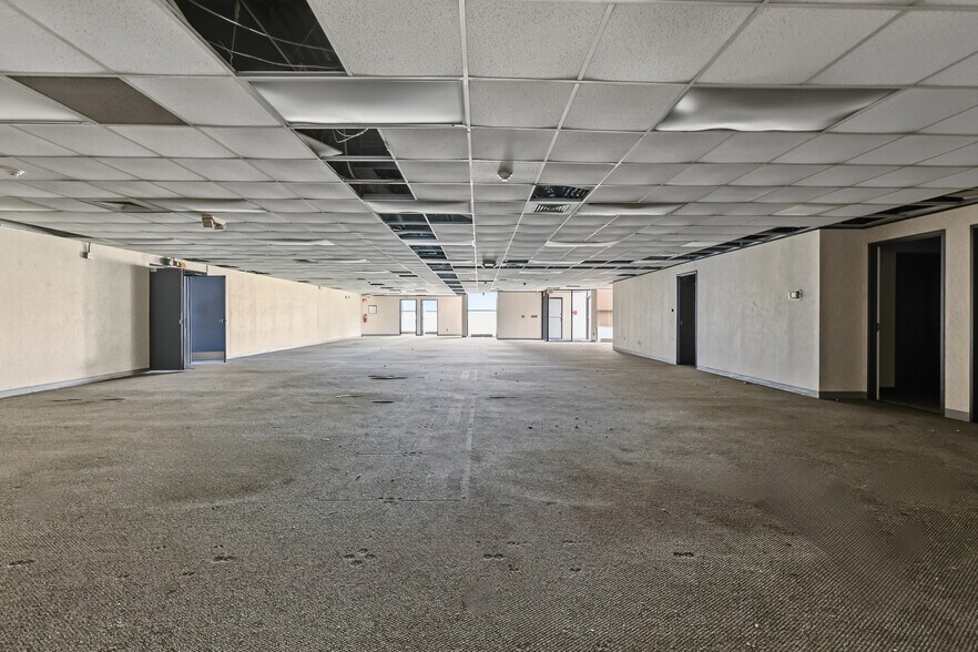 More Photos Of 15201 Mercantile Dr, Dearborn Light Manufacturing For Sale