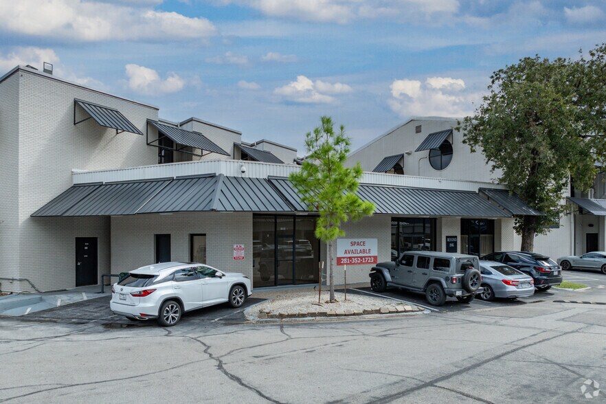 More Photos Of 12653 Memorial Dr, Houston Storefront For Lease