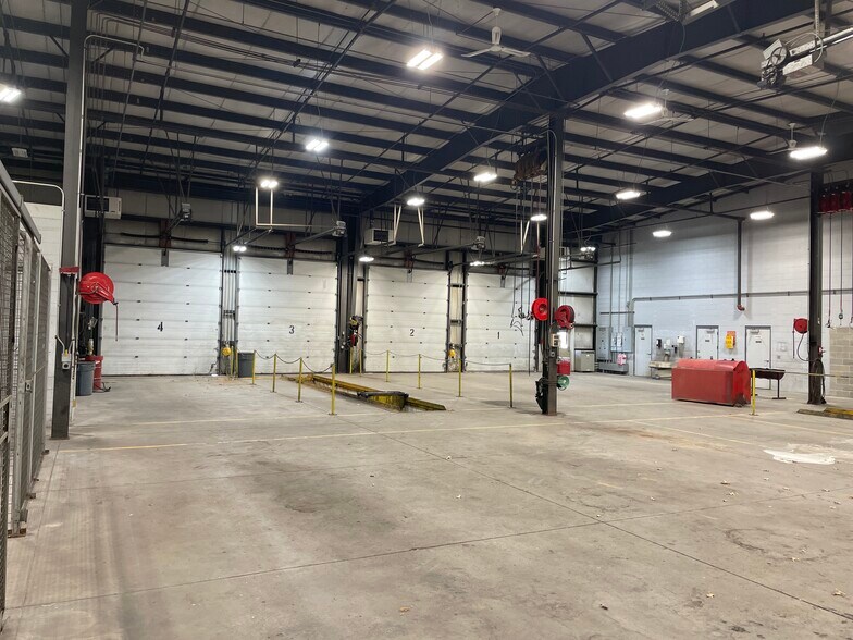 More Photos Of 3408 101st St, Urbandale Truck Terminal For Sale