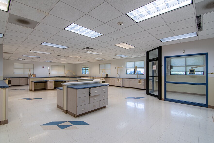 More Photos Of 201 W 5th St, Bonham Medical For Lease