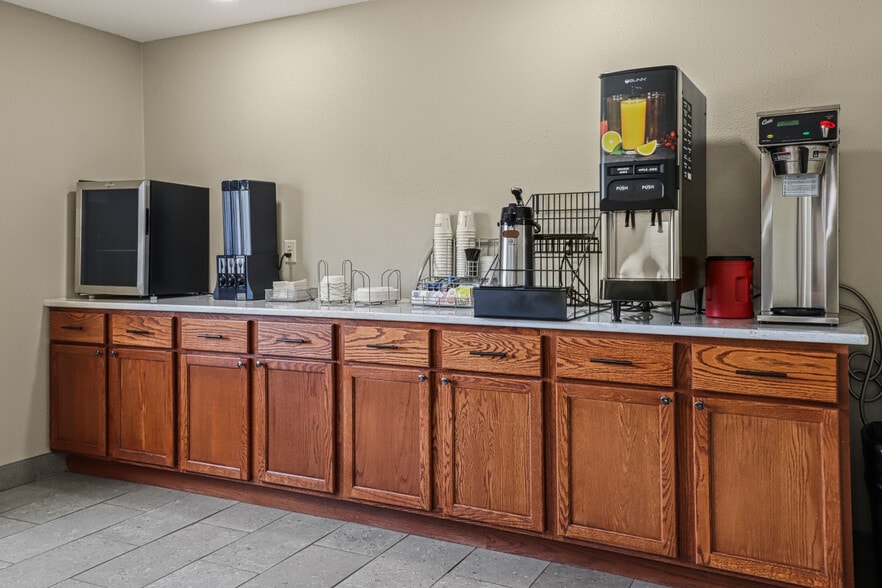 More Photos Of 726 S Lake Ave, Phillips Hotel For Sale