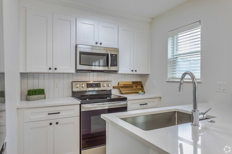 More Photos Of 425 N Rosemont Ave, Dallas Apartments For Sale