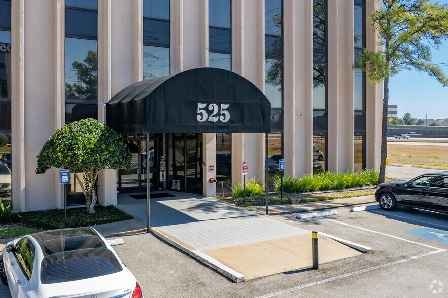 More Photos Of 505 N Sam Houston Pky E, Houston Unknown For Lease