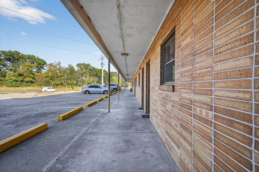 More Photos Of 16 S Country Club Rd, Decatur Hotel For Sale