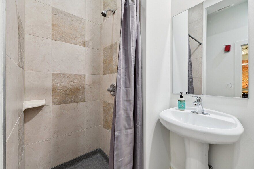 More Photos Of 2911 Walnut St, Denver Showroom For Sale