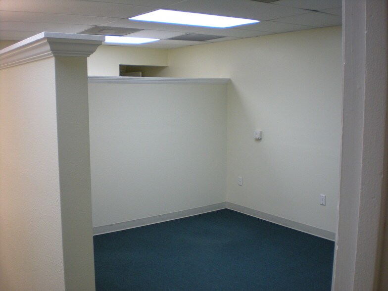 More Photos Of 6808-6832 Hanging Moss Rd, Orlando Showroom For Lease