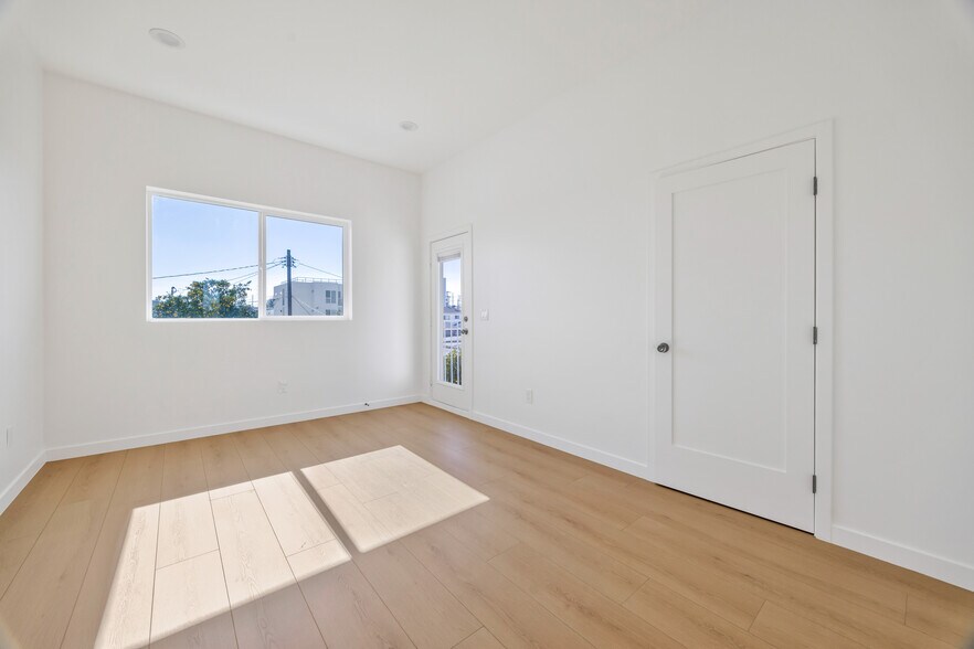 More Photos Of 10905 Dalerose Ave, Inglewood Multifamily For Sale