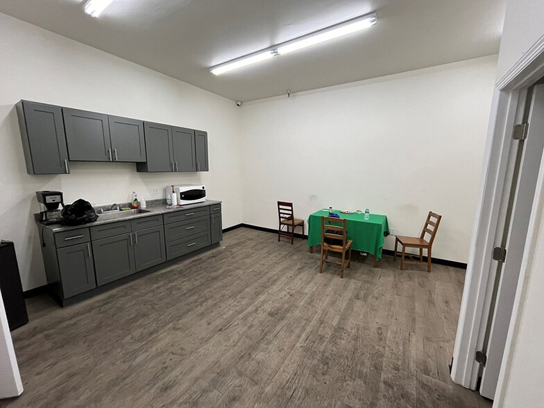 More Photos Of 2229 Yates Ave, Commerce Warehouse For Lease