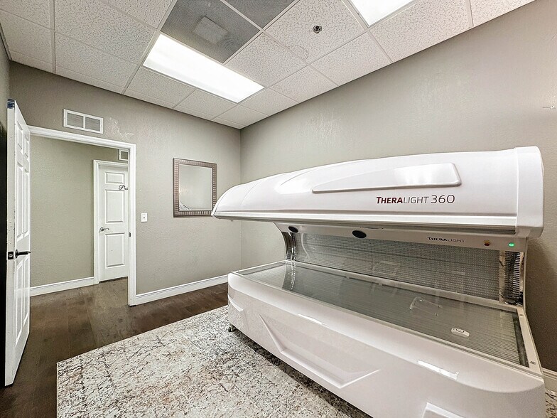 More Photos Of 224 Mariner Blvd, Spring Hill Medical For Sale