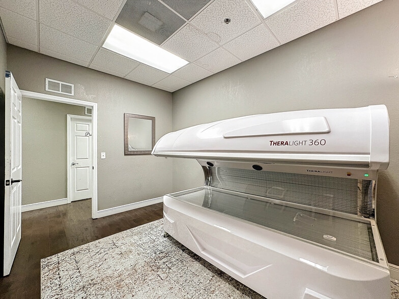 More Photos Of 224 Mariner Blvd, Spring Hill Medical For Sale