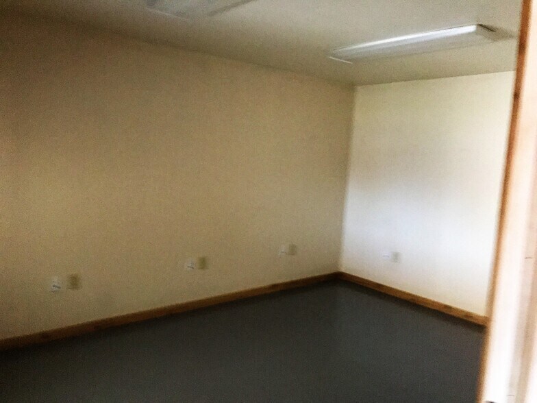 More Photos Of 211 Fm 1581, Pearsall Warehouse For Lease