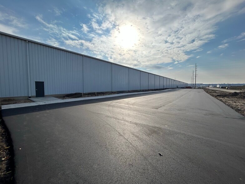 More Photos Of 4640 60th St, Kentwood Distribution For Lease