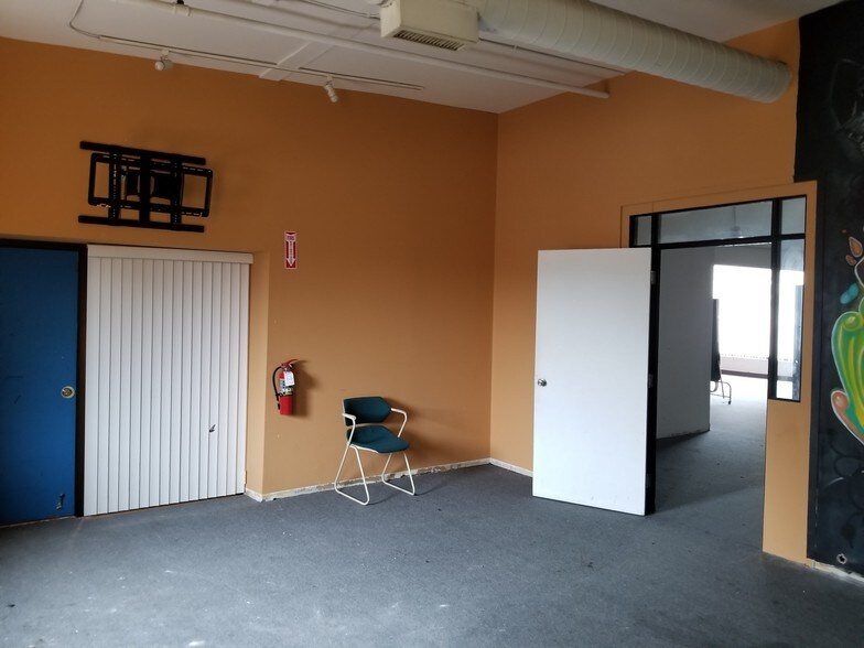 More Photos Of 7 N Saginaw St, Pontiac Office For Lease