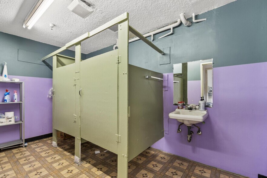 More Photos Of 6310 Corsair St, Commerce Manufacturing For Sale