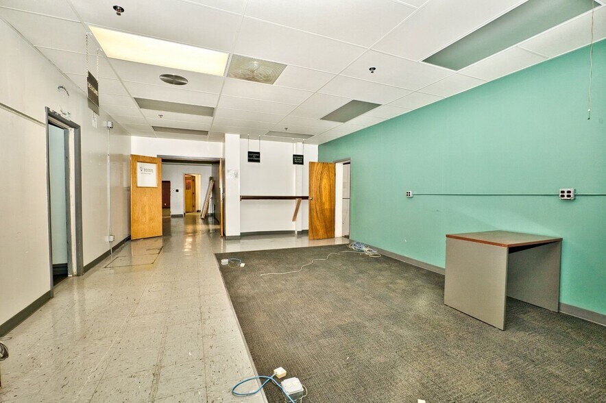 More Photos Of 651 S Martin Luther King Jr Ave, Waukegan Warehouse For Sale