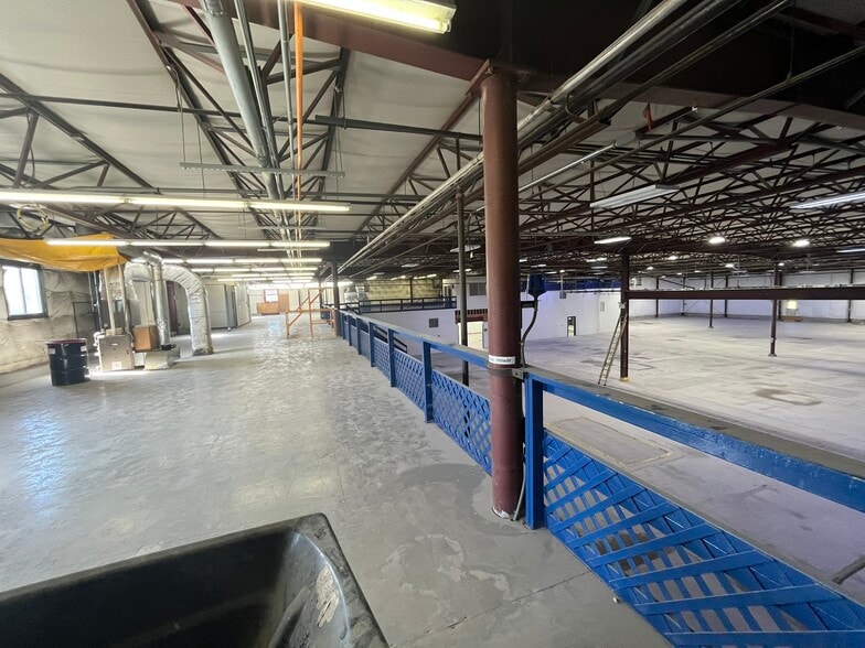 More Photos Of 16 Washington Ave, Scarborough Warehouse For Lease