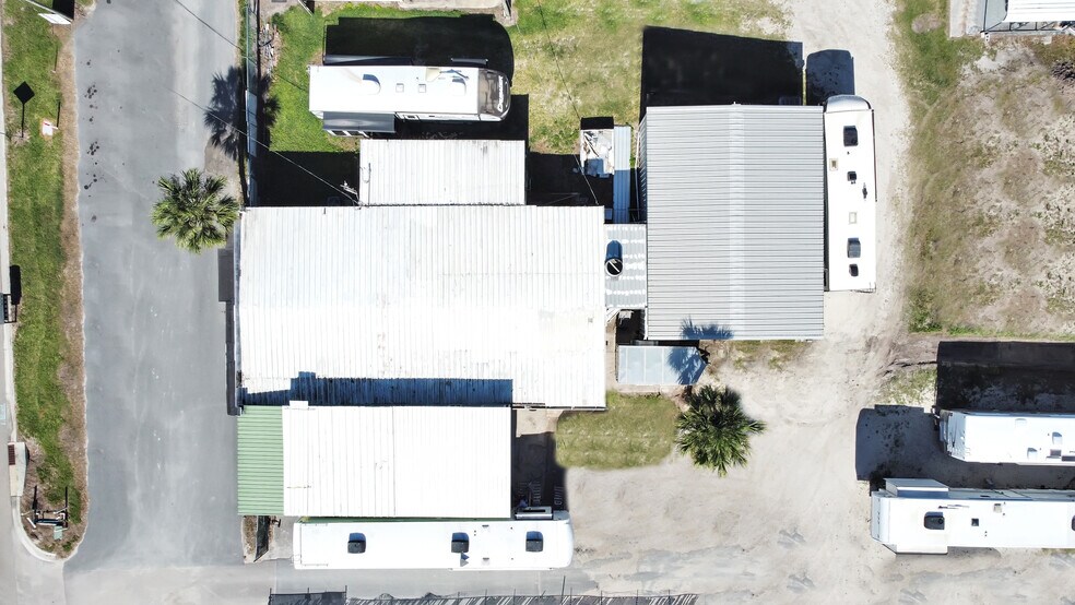 More Photos Of 7812 Symmes Rd, Gibsonton Service For Lease