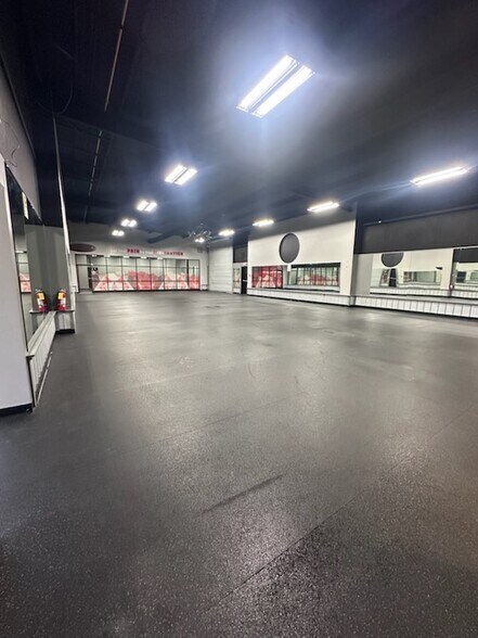 More Photos Of 93 Old Dixie Hwy, Adairsville Showroom For Lease
