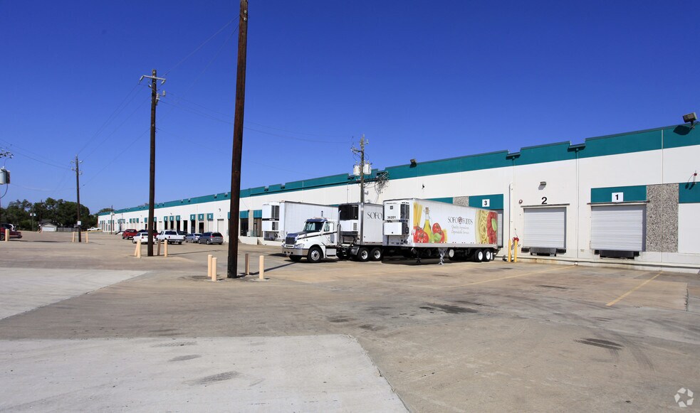 More Photos Of 11502 S Main St, Houston Distribution For Lease