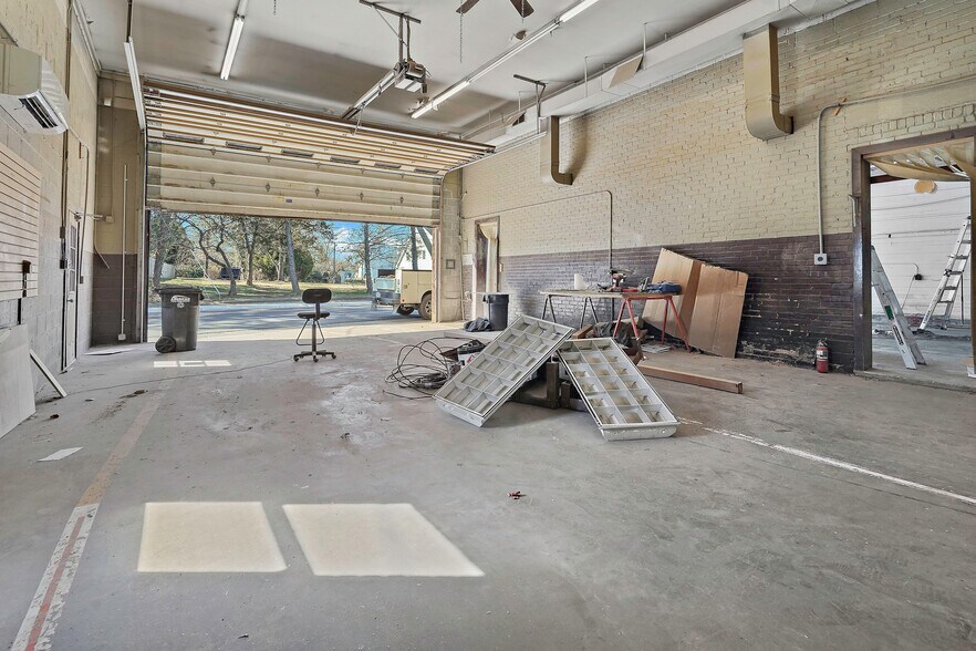 More Photos Of 43 E Colonial Hwy, Hamilton Restaurant For Sale