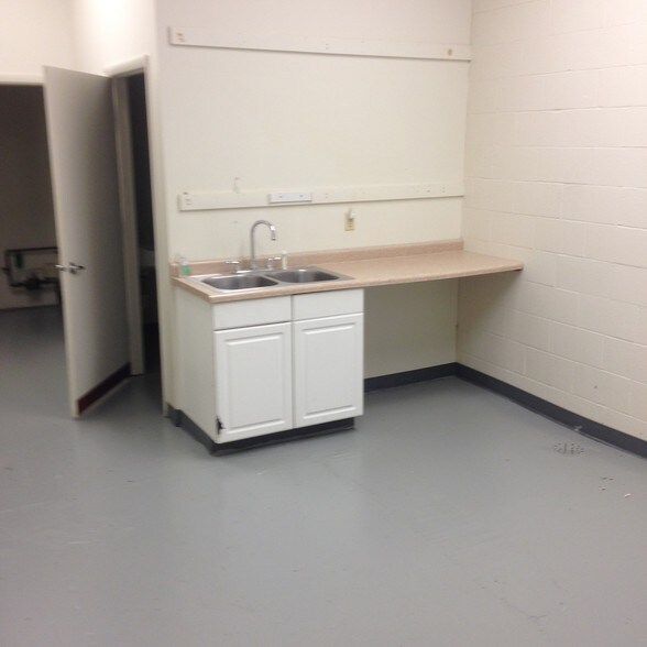 More Photos Of 2520-2538 S Cleveland Ave, Saint Joseph Light Manufacturing For Lease