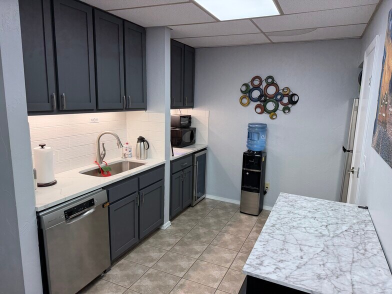 More Photos Of 11902 N Pennsylvania Ave, Oklahoma City Office For Lease